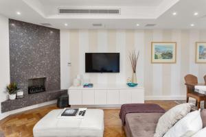 uma sala de estar com televisão e lareira em Marlin em Melbourne