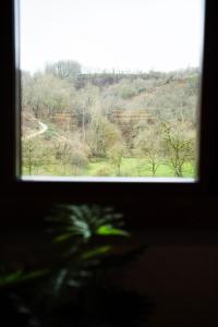 una ventana con vistas a un campo en Casa Rural Kabia, en Arráyoz
