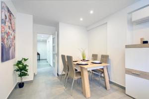 a dining room with a table and chairs at Apartamento en Fontiveros in Granada