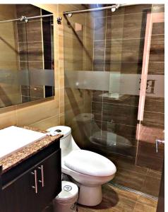 een badkamer met een toilet, een wastafel en een douche bij Hotel Business Center International in Bogota