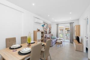 a dining room and living room with a table and chairs at Apartamento en Fontiveros in Granada
