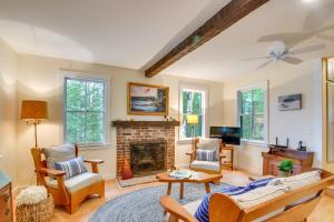 Et tv og/eller underholdning på Private Island with 2 Cottages on Kezar Lake!