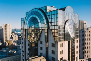 een uitzicht op een gebouw met een glazen gevel bij San Francisco Marriott Marquis Union Square in San Francisco