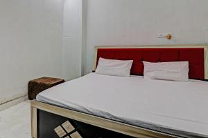 Postel nebo postele na pokoji v ubytování OYO Hotel Red Stone