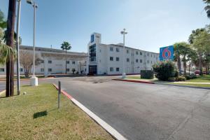 una calle vacía frente a un gran edificio en Motel 6-Brownsville, TX en Brownsville