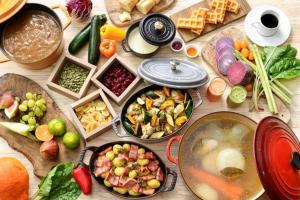 une table contenant de nombreux types de denrées alimentaires différents dans l'établissement Hotel JAL City Miyazaki, à Miyazaki