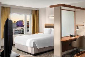 Postel nebo postele na pokoji v ubytování SpringHill Suites by Marriott Las Vegas Convention Center