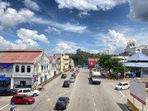 uma rua movimentada numa cidade com carros na estrada em CS Junction Point - Double Deluxe Room DDR em Kuala Pilah
