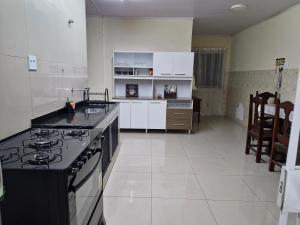 Kuhinja ili čajna kuhinja u objektu Casa em Saquarema praia da Vila