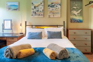 a bedroom with a bed with towels on it at Rambler’s Retreat in Dersingham