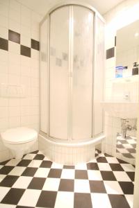 y baño con ducha, aseo y lavamanos. en Double Room in Hütteldorfer Straße Area en Viena