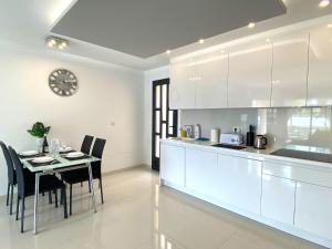 Kuchnia lub aneks kuchenny w obiekcie Precioso apartamento a tan solo 300 m de la playa!