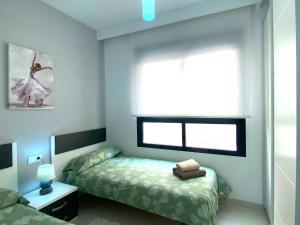 Łóżko lub łóżka w pokoju w obiekcie Precioso apartamento a tan solo 300 m de la playa!