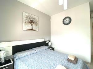 Łóżko lub łóżka w pokoju w obiekcie Precioso apartamento a tan solo 300 m de la playa!