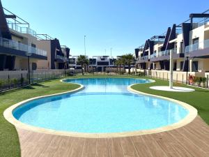 basen w środku kompleksu apartamentowego w obiekcie Precioso apartamento a tan solo 300 m de la playa! w mieście Pilar de la Horadada