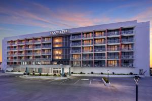 un hôtel avec un parking dans l'établissement DoubleTree Beach Resort by Hilton Tampa Bay – North Redington Beach, à St. Pete Beach