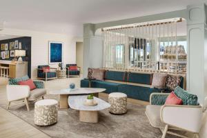 vestíbulo con sofá, mesas y sillas en DoubleTree Beach Resort by Hilton Tampa Bay – North Redington Beach en St Pete Beach