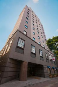 Hotel JAL City Miyazaki في ميازاكي: مبنى طويل وبه نوافذ على جانبه
