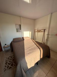 1 dormitorio con 1 cama grande en una habitación en LakeLifeCR Tu casa frente al Lago Arenal, en Tilarán