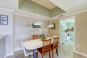 una cucina e una sala da pranzo con tavolo e sedie bianchi di Steps to Slopes! Sugar Top Condo with Pool and Sauna a Sugar Mountain