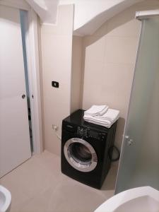 a bathroom with a washing machine in a room at Lips House in Gravina in Puglia