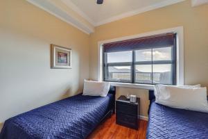 due letti in una stanza con finestra di Steps to Slopes! Sugar Top Condo with Pool and Sauna a Sugar Mountain Altre 21 foto