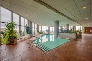 una piscina in un edificio con finestre di Steps to Slopes! Sugar Top Condo with Pool and Sauna a Sugar Mountain