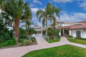 een huis met palmbomen en een loopbrug bij DoubleTree by Hilton Bakersfield in Bakersfield