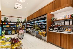酒店内部或周边的超市或其他商店