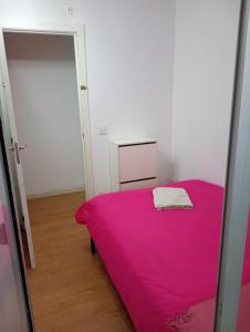 a small bedroom with a pink bed in a room at Apartamento 3 Dormitorios en Sanchez Preciados in Madrid