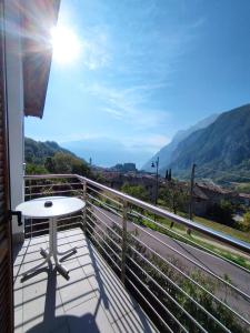 einen Balkon mit einem Tisch und Bergblick in der Unterkunft Villa sogno Garda lake in Tenno