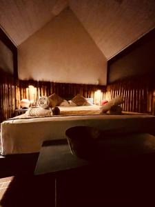 ein Schlafzimmer mit einem großen Bett in einem Zimmer in der Unterkunft Mangoo Glamping in Melgar
