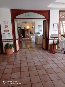 een lobby van een hotel met tafels en stoelen bij Apartment Hotel Royal con balcone e vista mare in Positano