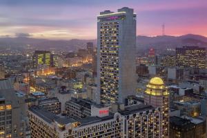 een skyline van de stad 's nachts met een hoog gebouw bij Hilton San Francisco Union Square in San Francisco