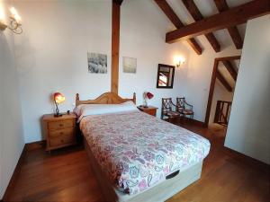 une chambre avec un grand lit et un parquet dans l'établissement Apartamentos Copi Villa de Suances, à Suances