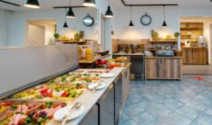 Kapitaenshaus-Lassen-Zimmer-Robinson-Crusoe في فيسترلاند: مطبخ مع مجموعة من الفواكه والخضار على منضدة