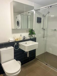 uma casa de banho com um WC, um lavatório e um chuveiro em Pavillion on Brookes em Brisbane