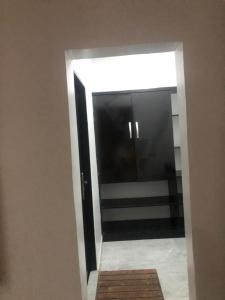 einen Flur mit einer Tür, die in ein Gebäude führt in der Unterkunft DAVIZZ HOTEL AND SUITES in Asaba