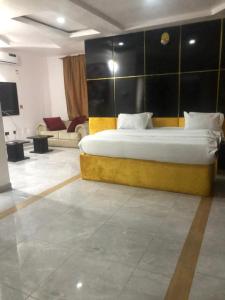 um quarto com uma cama grande num quarto em DAVIZZ HOTEL AND SUITES em Asaba