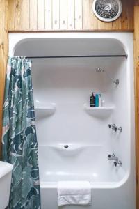 ein Badezimmer mit einer weißen Badewanne und einem Waschbecken in der Unterkunft Comfy House Sydney Darling Harbour ICC Chinatown in Sydney