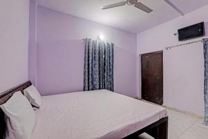 sypialnia z łóżkiem i oknem w obiekcie Gracious Guest House w mieście Lucknow