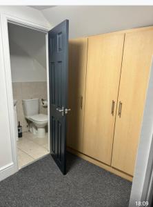 uma porta aberta para uma casa de banho com WC em Northampton town em Kingsthorpe