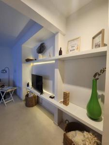 ein Wohnzimmer mit einem Kamin und einer grünen Vase in der Unterkunft Excelente Departamento en Av. Del Libertador in Buenos Aires