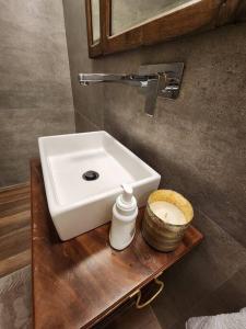 ein Badezimmer mit einem Waschbecken auf einem Holztisch in der Unterkunft Excelente Departamento en Av. Del Libertador in Buenos Aires + 40 Fotos