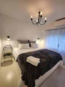 ein Schlafzimmer mit einem großen Bett mit zwei Handtüchern darauf in der Unterkunft Excelente Departamento en Av. Del Libertador in Buenos Aires