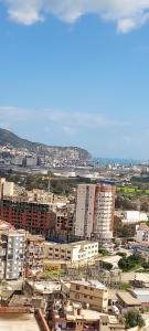 Blick auf eine Stadt mit hohen Gebäuden in der Unterkunft T4 la douane in Bejaïa
