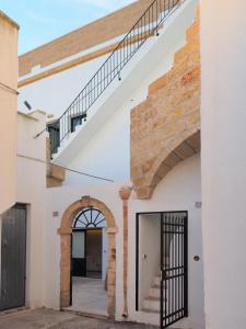uma vista exterior de um edifício com uma escada em Holiday home La Corte dei Pirri em Gagliano del Capo