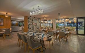 Hilton Skanes Monastir Beach Resort餐厅或其他用餐的地方