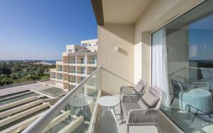 Hilton Skanes Monastir Beach Resort的阳台或露台
