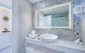 Hilton Skanes Monastir Beach Resort的一间浴室